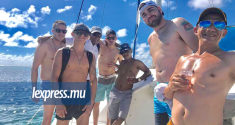 Les jockeys lors d’une tournée en haute mer sur un catamaran.