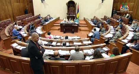 La séance parlementaire reprendra le vendredi 30 juin.