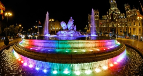 La fontaine Cibeles à Madrid aux couleurs du drapeau arc-en-ciel, le 28 juin 2017.