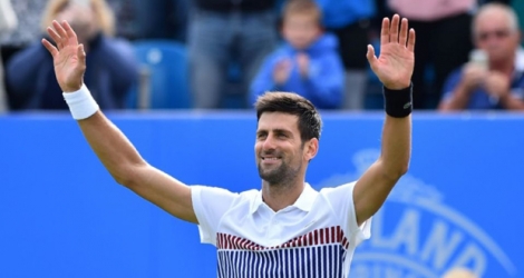Le Serbe Novak Djokovic salue les supporters après sa victoire face à l'Allemand Daniil Medvedev en demie du tournoi d'Eastbourne, le 30 juin 2017.