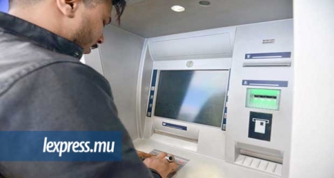 Placer une caméra pour espionner les clients faire leur code aux ATM est une technique des voleurs.
