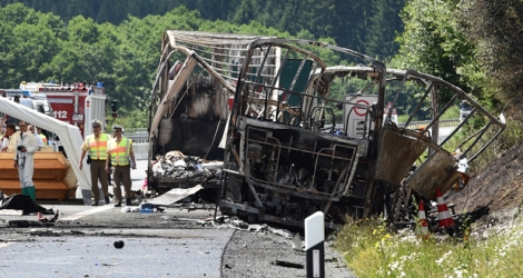 L'accident est survenu près de Münchberg, dans une zone forestière et montagneuse à la limite des Etats régionaux de Bavière et de Thuringe, non loin de la frontière tchèque, bloquant l'autoroute A9 dans les deux sens.