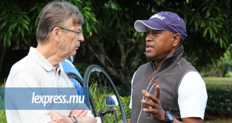 Michel Theze s'entretenant avec l’entraîneur national, José Achille (a dr.) qui l'assiste dans son travail avec les cyclistes mauriciens.