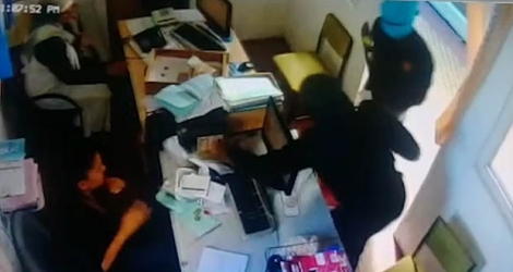 Capture d’écran de la vidéo montrant les deux voleurs à l’œuvre dans l’enceinte de City College, à Port-Louis, mardi 4 juillet.