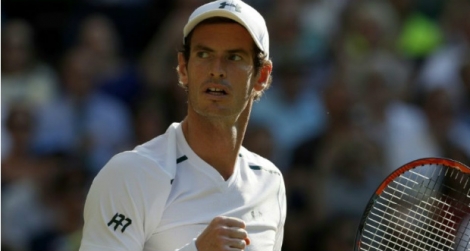 Le N.1 mondial écossais et tenant du titre Andy Murray face à l'Allemand Dustin Brown lors du 2e tour à Wimbledon