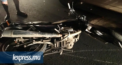 La motocyclette de la victime, au sol, après l’accident dans la nuit du samedi 8 juillet.