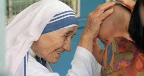 Mère Teresa bénit un enfant à Singapour, le 20 octobre 1993.