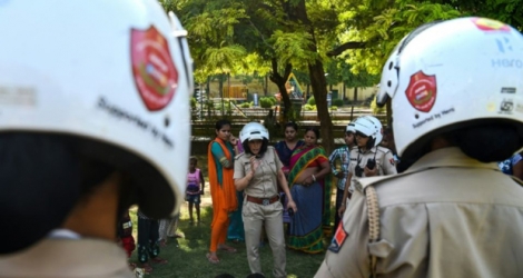 Des policières d'une unité spéciale uniquement composée de femmes patrouillent le 14 juin 2017 dans la ville de Jaipur (nord-ouest de l'Inde) pour lutter contre les violences faites aux femmes .