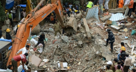 Recherche de survivants après l'effondrement d'un immeuble à Bombay, le 25 juillet 2017 .