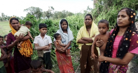 Des mères de famille rohingya affirmant avoir été violées par des soldats birmans, le 15 juillet 2017 dans le village de Kyar Gaung Taung.