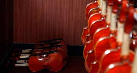 Les violons détruits, parmi lesquels un instrument italien d'une valeur de 50 millions de yens.