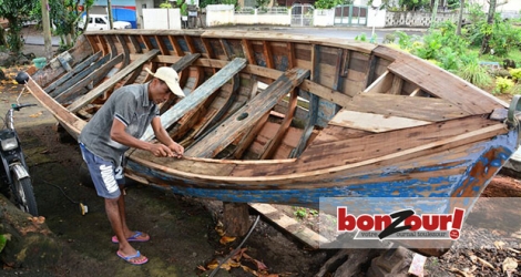 C’est Edward Elysee Didier, 77 ans et ses fils, Miko et Steven, qui s’emploient à redonner vie aux vieilles carcasses de bateaux.