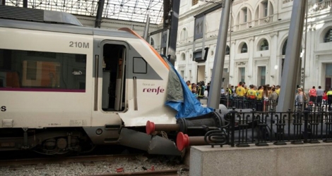 Un train accidenté dans la «gare de France», à Barcelone en Espagne, le 28 juillet 2017.
