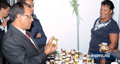 Le ministre des Entreprises Sunil Bholah aux côtés d’une femme entrepreneur au salon des PME l’année dernière.