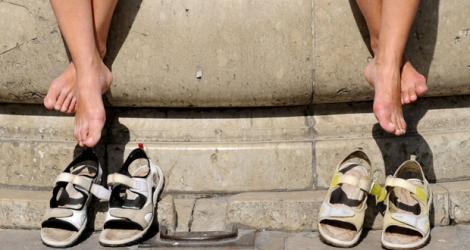 Dans le quotidien «La Voix du Nord», une femme  avait raconté ses douleurs après avoir porté des chaussures neuves en cuir, produites en Turquie.
