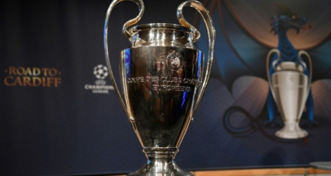 Le trophée de la Ligue des champions exposé lors du tirage au sort des demi-finales de la compétition au siège de l'UEFA à Nyon (Suisse), le 21 avril 2017 .