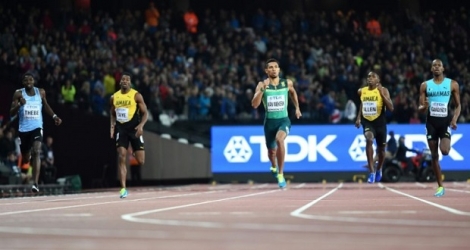 Le Sud-Africain Wayde Van Niekerk (3g) lors de la finale du 400 m aux Mondiaux, le 8 août 2017 à Londres