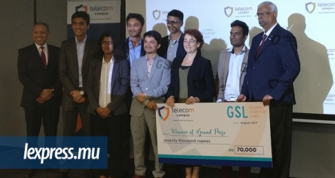 Ish Sookun (au centre tenant le chèque) et son équipe ont reçu le prix de Rs 70 000, le jeudi 10 août, au MT Campus, à Ébène.