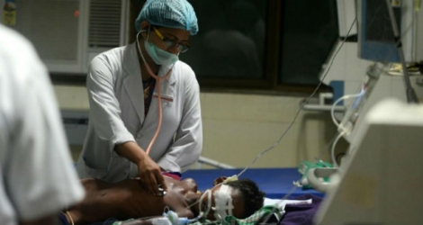 Le personnel médical au chevet d'un enfant à l'hôpital de Gorakhpur.