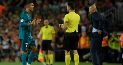 L'attaquant du Real Madrid Ronaldo (g) quitte le terrain après un second carton jaune en match aller de Supercoupe d'Espagne, le 13 août 2017.