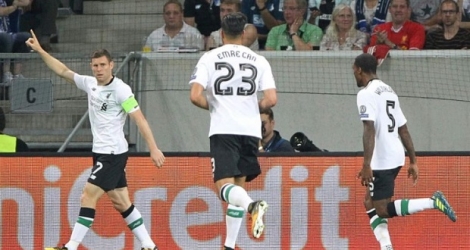 Le capitaine de Liverpool James Milner fête le but du break, un contre son camp, contre Hoffenheim avec ses coéquipiers à Sinsheim, le 15 août 2017 