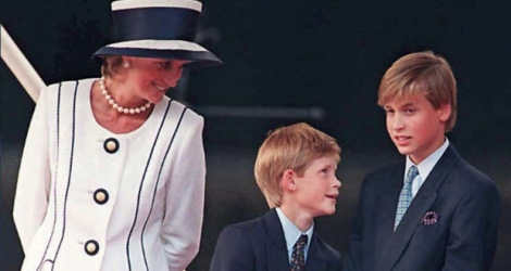 La princesse de Galles Diana et ses fils, le Prince Harry et le Prince William, à Londres le 19 août 1995.