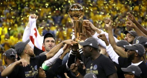 La dernière saison NBA a couronné par les Golden State Warriors en 5 matches contre les Cleveland Cavaliers, le 12 juin 2017 à Oakland