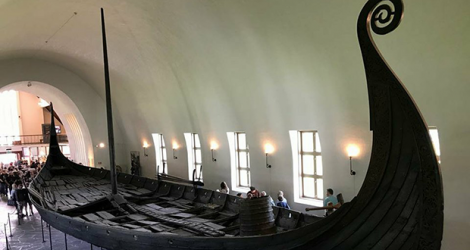 Ce musée à Oslo présente les bateaux vikings les mieux conservés du monde. Ils ont été découverts dans trois tertres funéraires près du fjord d’Oslo.