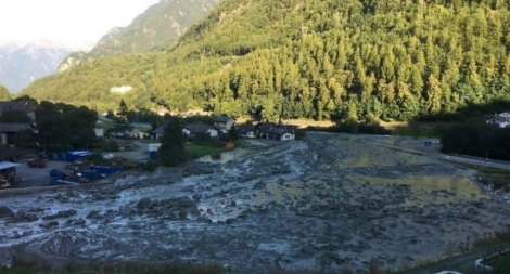Le village suisse de Bondo après un glissement de terrain, sur une photo fournie le 24 août 2017 par la police cantonale des Grisons