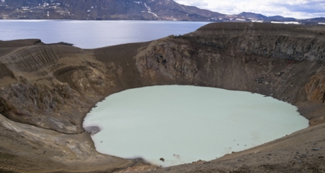 Il est possible de se baigner dans le cratère Viti, dans lequel l'eau est à 25°C. © Crédits : helovi