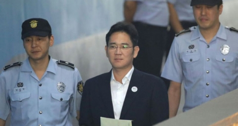 L'héritier de Samsung Lee Jae-yong (c) arrive au tribunal de Séoul le 25 août 2017.