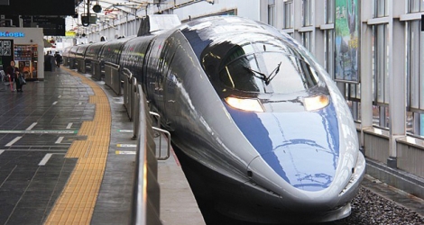 Avec une vitesse de 320 km/h (contre 25 km/h pour le Metro Express en région urbaine), le Shinkansen est le train le plus rapide au monde. Cette référence mondiale du train à grande vitesse est très prisée aussi bien par les Japonais que par les touristes. Shanil Bishundat et sa famille ont pris le Shinkansen à Tokyo pour rallier Osaka.