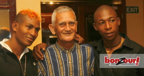 Guy Bazerque en compagnie de Bruno Julie, celui qu’il a découvert en 1991 et qui a offert à Maurice sa seule médaille olympique, et Richarno Colin, autre boxerur qui fait honneur au pays.