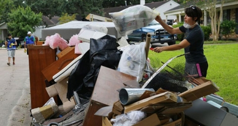 Une résidente jette des affaires endommagées dans des inondations à Houston, aux Etats-Unis, le 1er septembre 2017