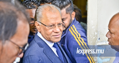 Navin Ramgoolam lors de sa comparution au tribunal de Curepipe, lundi 28 août.
