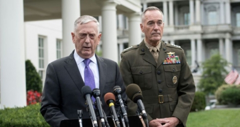 Le ministre de la Défense Jim Mattis (G) s'exprime devant la presse sur la Corée du Nord aux côtés du général Joe Dunford, le plus haut gradé américain, le 3 septembre 2017 à Washington.