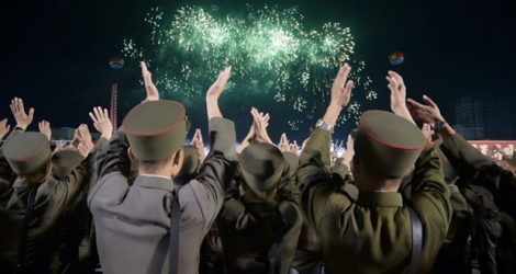 Des soldats nord-coréens applaudissent un feu d'artifice lors d'un rassemblement géant à Pyongyang en hommage aux scientifiques qui ont réalisé le sixième test nucléaire, le 6 septembre 2017