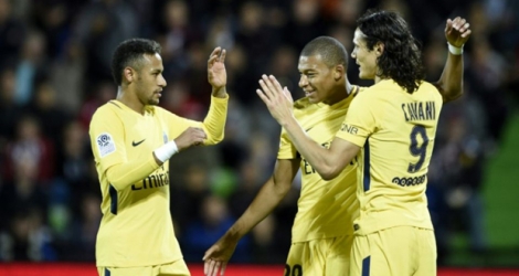 Le trio d'attaquants du PSG Neymar (g), Kylian Mbappé (c) et Edinson Cavani se congratulent après un but face contre Metz à Saint-Symphorien, le 8 septembre 2017 .