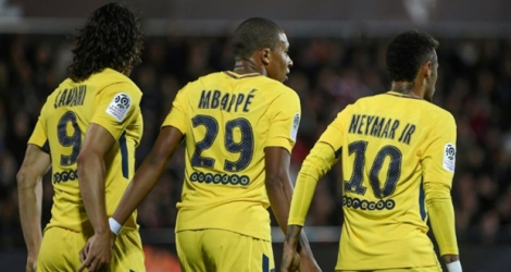 Cavani (G), Mbappé et Neymar Jr (D) composent la ligne d'attaque du Paris Saint-Germain, ici sur la pelouse du stade Saint Symphorien de Metz le 8 septembre 2017.