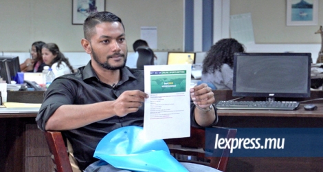Le lanceur d’alerte Husein Abdool Rahim était hier dans les locaux  de «l’express», où il a exhibé des documents relatifs  à l’affaire Yerrigadoo.