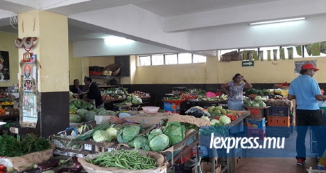 Les marchands du marché de Surinam sont en colère contre les autorités. 