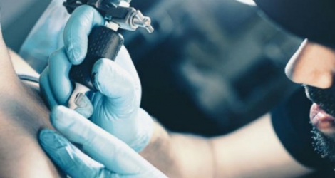 Jusqu'à présent, les dangers potentiels du tatouage n'avaient été étudiés que par des analyses chimiques menées in vitro sur les encres.