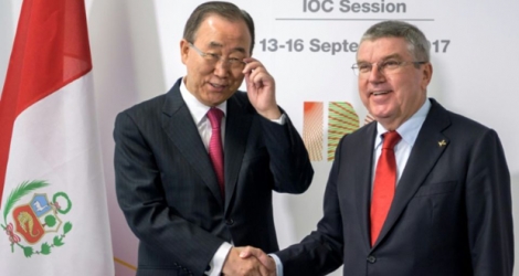 L'ancien secrétaire général des Nations unies,Ban Ki-moon (g), élu à la tête de la commission d'éthique du CIO, serre la main de Thomas Bach, le 14 septembre 2017 à Lima .