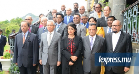 Photo de famille des ministres à la State House, le jeudi 14 septembre, après la prestation de serment du nouvel Attorney General, Maneesh Gobin.
