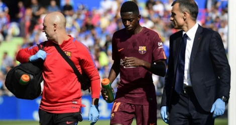 L'attaquant du FC Barcelone Ousmane Dembélé (c) sort sur blessure lors d'un match à Getafe, le 16 septembre 2017