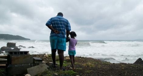 Des habitants regardent l'océan à Basse-Terre sur l'île de la Guadeloupe le 18 septembre 2017