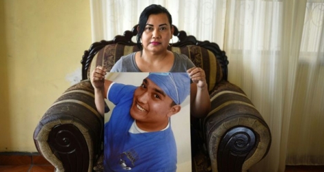 Il y a quelque temps, Basilia Bonastre a retrouvé les restes de son fils Arturo (dont elle tient ici un portrait), qui suivait des études pour devenir infirmier lorsqu'il a été arrêté par des policiers. Cette nuit-là, huit jeunes ont été arrêtés dans la ville de Cardel. 