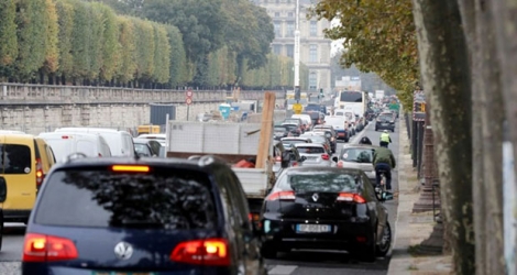 Embouteillages sur le quai des Tuileries à Paris, dans le 1ᵉʳ arrondissement, le long de la rive droite de la Seine, le 13 octobre 2016 
