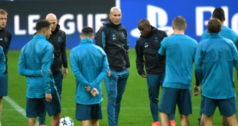 Zinédine Zidane avec ses joueurs lors d'un entraînement du Real Madrid, le 25 septembre 2017 à Dortmund.