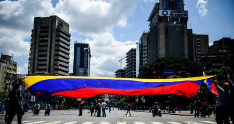 Le drapeau vénézuélien lors d'une manifestation contre le gouvernement Maduro, le 8 août 2017 à Caracas 